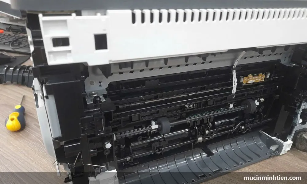 Cụm sấy máy in laser tháo rời, thấy rõ đường dẫn giấy