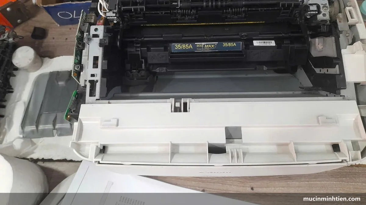Hộp mực 35A/85A đang lắp trong khoang máy in HP